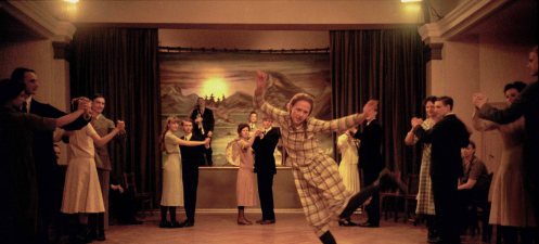 Manu Zapata_El cine (de estreno) fácil de leer_vivazapata.net_CONCIENDO A ASTRID_Alba August bailando