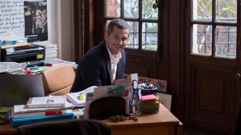 Manu Zapata_El cine (de estreno) fácil de leer_vivazapata.net_DOBLES VIDAS_Guillaume Canet mesa