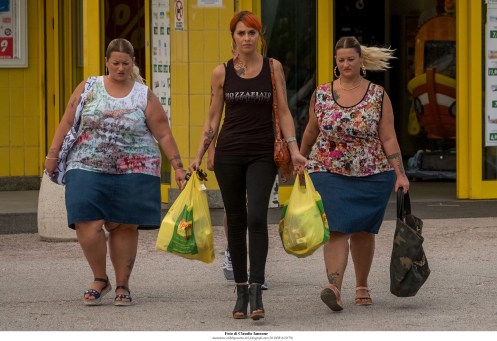 Manu Zapata_El cine (de estreno) fácil de leer_vivazapata.net_COMO PEZ FUERA DEL AGUA_Alessandra y Valentina Giudicessa y Paola Cortellesi