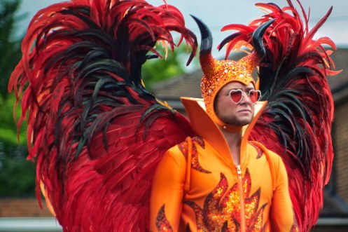 Manu Zapata_El cine (de estreno) fácil de leer_vivazapata.net_ROCKETMAN_Taron Egerton Demonio