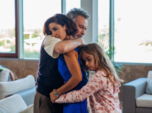 Inma Cuesta, Óscar Martínez, Mafalda Carbonell abrazo_Manu Zapata_El cine (de estreno) fácil de leer_vivazapata.net_VIVIR DOS VECES