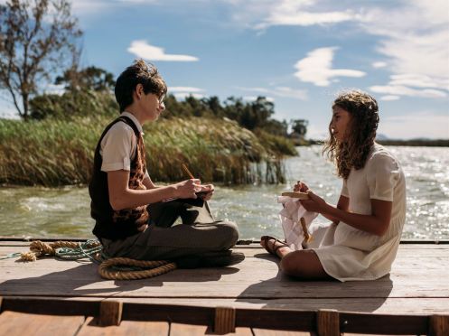 Niños inicio película__Manu Zapata_El cine (de estreno) fácil de leer_vivazapata.net_VIVIR DOS VECES