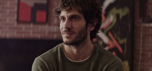 Quim Gutiérrez sonríe_Manu Zapata_El cine (de estreno) fácil de leer_vivazapata.net_LITUS