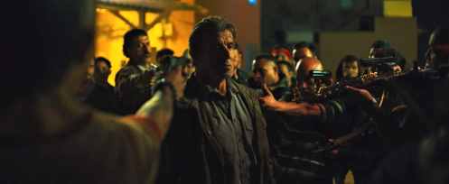 Sylvester Stallone rodeado_Manu Zapata_El cine (de estreno) fácil de leer_vivazapata.net_RAMBO LAST BLOOD
