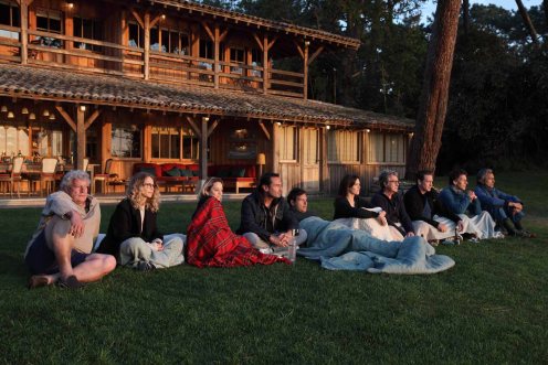 Todos mirando la puesta de sol_Manu Zapata_El cine (de estreno) fácil de leer_vivazapata.net_PEQUEÑAS MENTIRAS PARA ESTAR JUNTOS