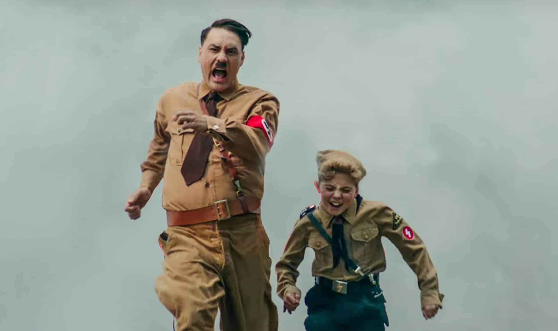 Taika Waititi y Roman Griffin Davis_Manu Zapata_El cine (de estreno) fácil de leer_vivazapata.net_JOJO RABBIT