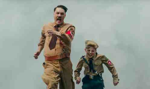 Taika Waititi y Roman Griffin Davis_Manu Zapata_El cine (de estreno) fácil de leer_vivazapata.net_JOJO RABBIT