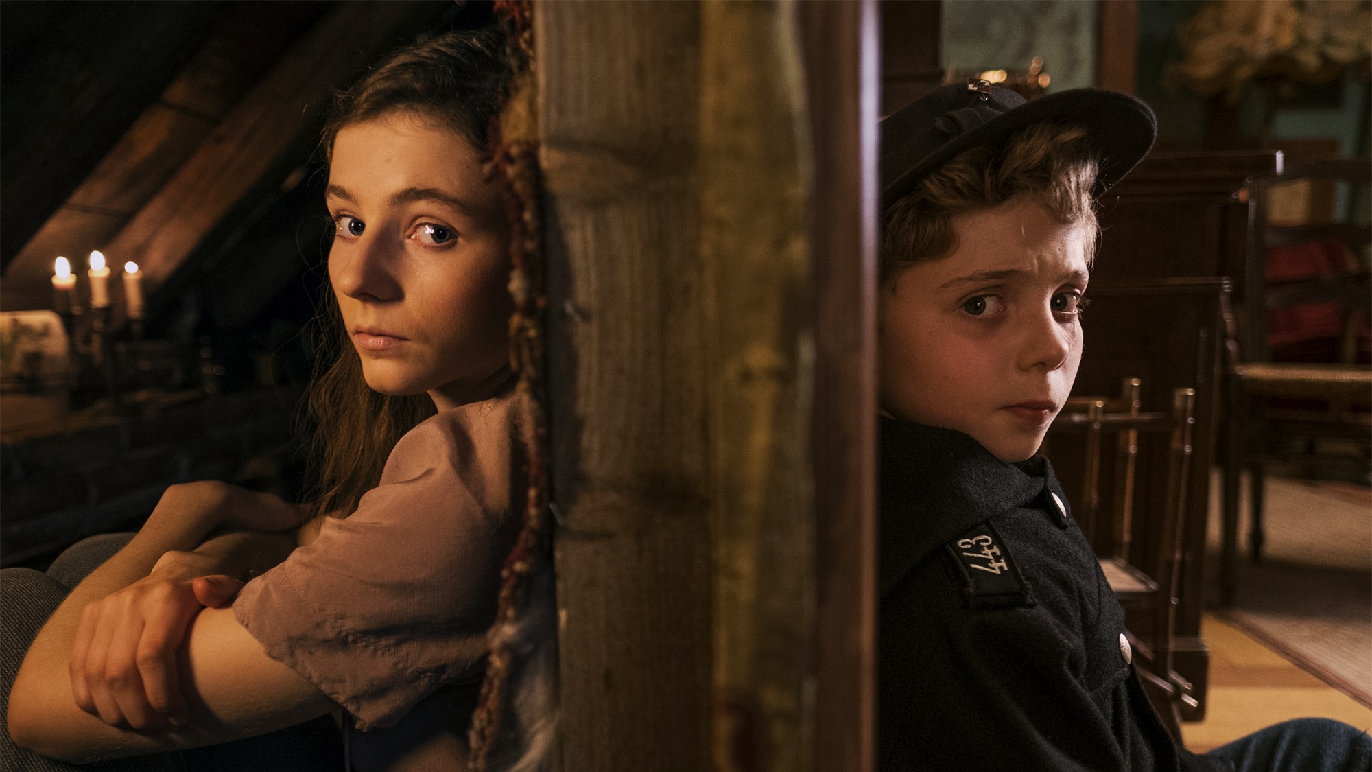 Thomasine McKenzie y Roman Griffin Davis_Manu Zapata_El cine (de estreno) fácil de leer_vivazapata.net_JOJO RABBIT