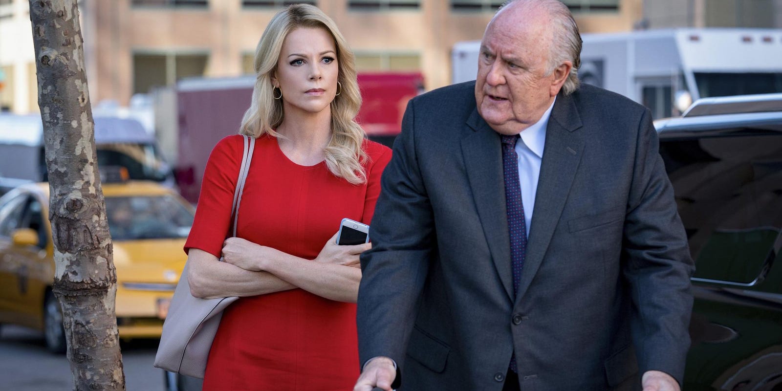 Charlize Theron y John Lithgow_Manu Zapata_El cine (de estreno) fácil de leer_vivazapata.net_EL ESCÁNDALO